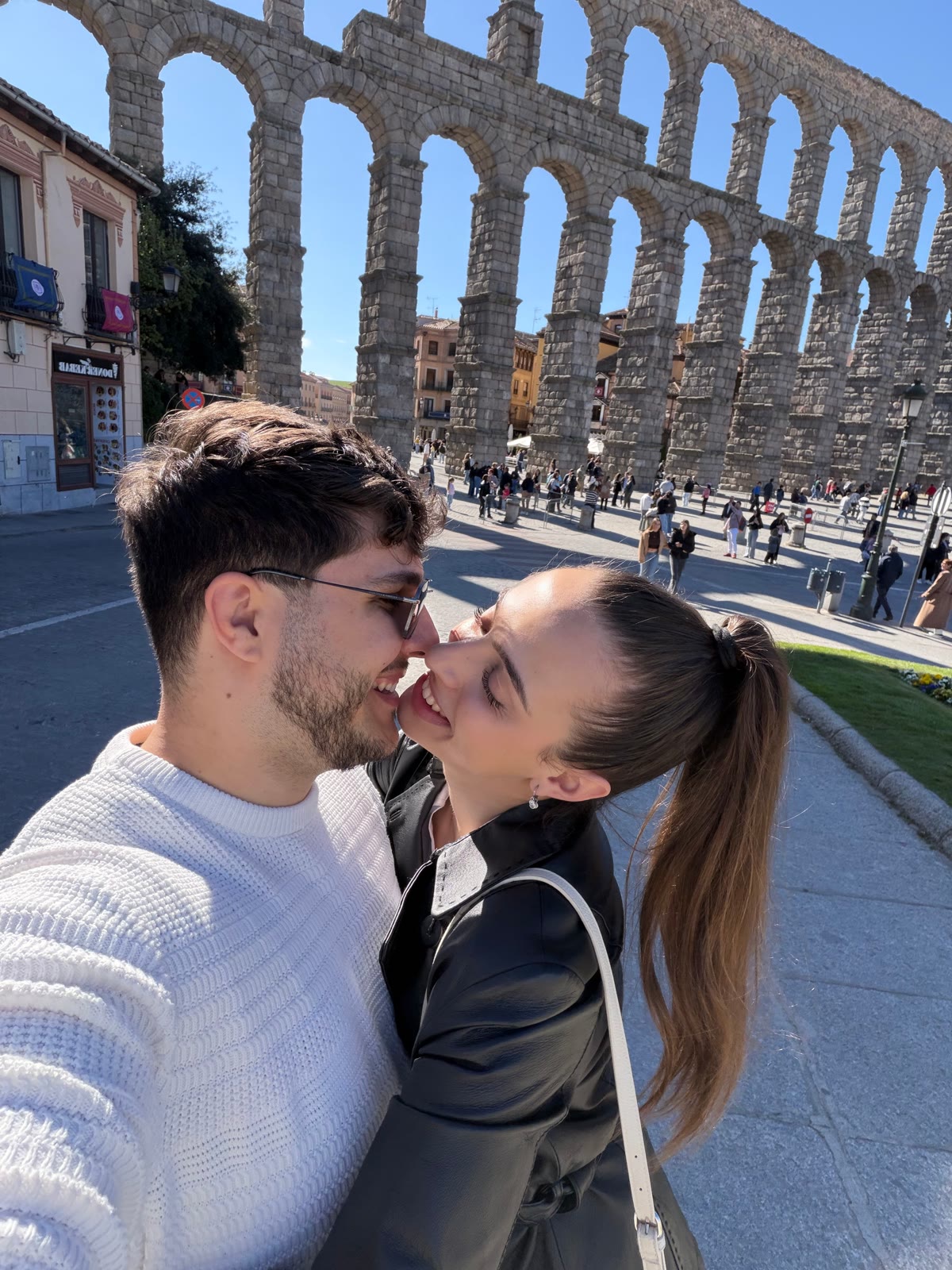 Álvaro y Selene, fundadores de NOVEM, en el Acueducto de Segovia
